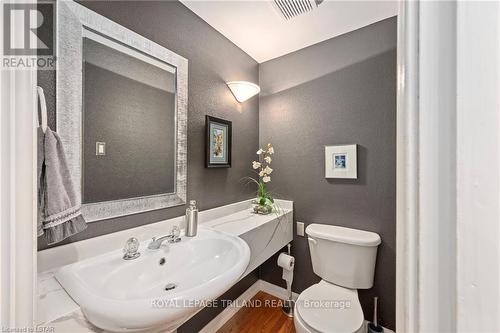 17 Croxton Road W, London, ON - Indoor Photo Showing Bathroom