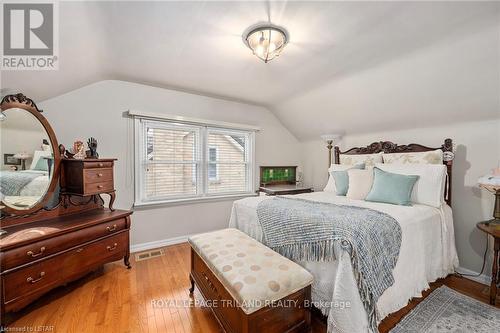 17 Croxton Road W, London, ON - Indoor Photo Showing Bedroom