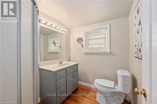 17 Croxton Road W, London, ON - Indoor Photo Showing Bathroom