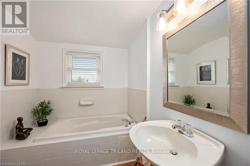 17 Croxton Road W, London, ON - Indoor Photo Showing Bathroom