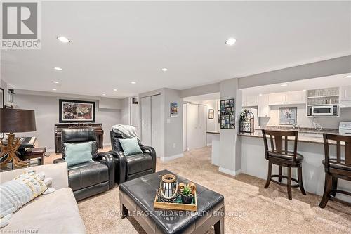 17 Croxton Road W, London, ON - Indoor Photo Showing Living Room