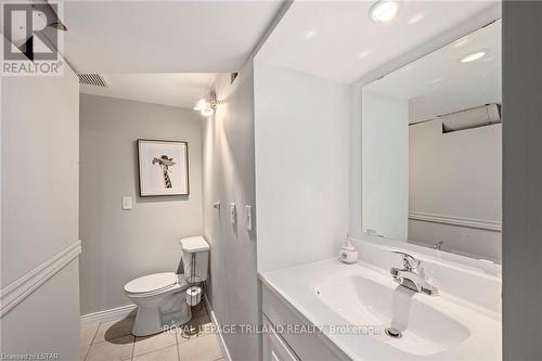 17 Croxton Road W, London, ON - Indoor Photo Showing Bathroom