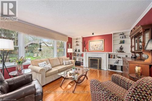 17 Croxton Road W, London, ON - Indoor Photo Showing Living Room With Fireplace