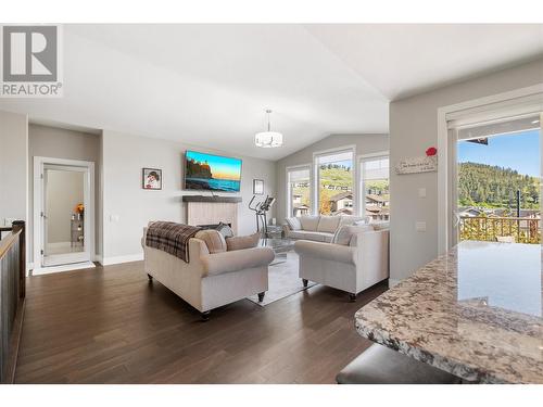 1852 Split Rail Place, Kelowna, BC - Indoor Photo Showing Living Room