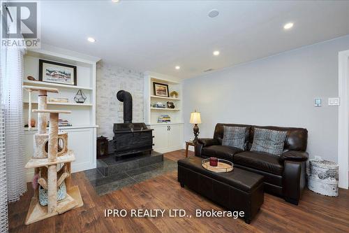 1574 15Th Side Road, New Tecumseth (Tottenham), ON - Indoor Photo Showing Living Room