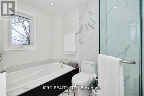 1574 15Th Side Road, New Tecumseth (Tottenham), ON - Indoor Photo Showing Bathroom