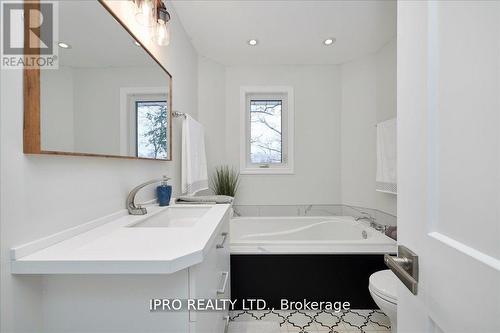 1574 15Th Side Road, New Tecumseth (Tottenham), ON - Indoor Photo Showing Bathroom