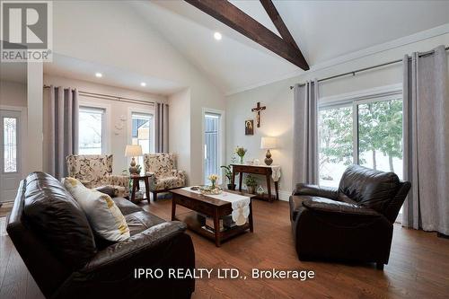 1574 15Th Side Road, New Tecumseth (Tottenham), ON - Indoor Photo Showing Living Room