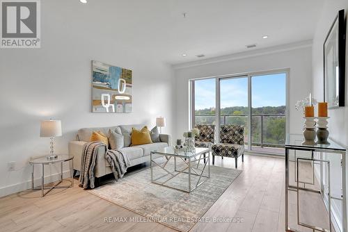 912 - 15 Glebe Street, Cambridge, ON - Indoor Photo Showing Living Room