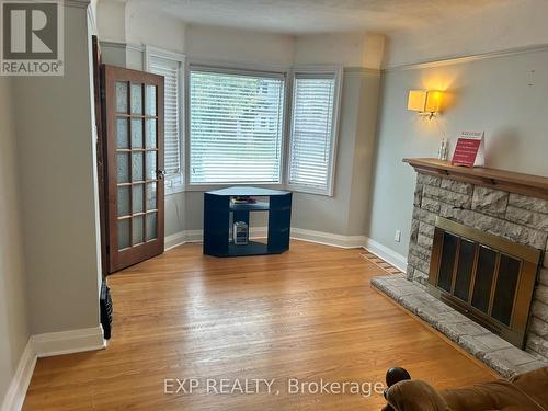 125 Haddon Avenue S, Hamilton (Ainslie Wood), ON - Indoor Photo Showing Living Room With Fireplace