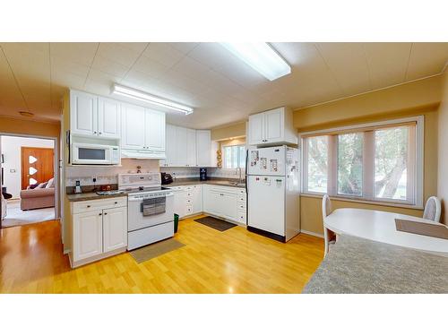 841 9Th Avenue, Fernie, BC - Indoor Photo Showing Kitchen