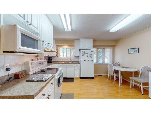 841 9Th Avenue, Fernie, BC - Indoor Photo Showing Kitchen