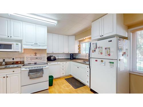 841 9Th Avenue, Fernie, BC - Indoor Photo Showing Kitchen