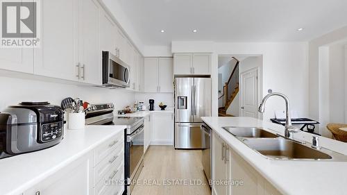 42 Clipper Lane, Clarington (Bowmanville), ON - Indoor Photo Showing Kitchen With Double Sink With Upgraded Kitchen