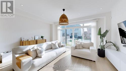 42 Clipper Lane, Clarington, ON - Indoor Photo Showing Living Room