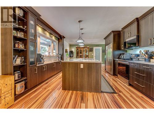 4425 Chase-Falkland Road, Falkland, BC - Indoor Photo Showing Kitchen