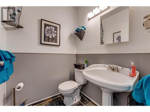 4425 Chase-Falkland Road, Falkland, BC - Indoor Photo Showing Bathroom