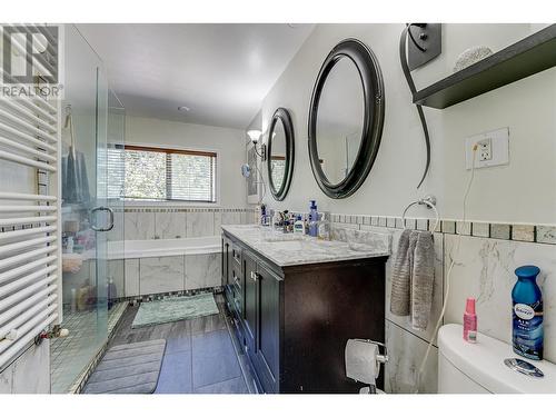 4425 Chase-Falkland Road, Falkland, BC - Indoor Photo Showing Bathroom