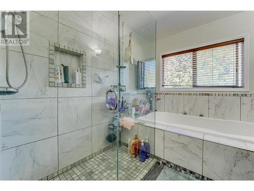 4425 Chase-Falkland Road, Falkland, BC - Indoor Photo Showing Bathroom