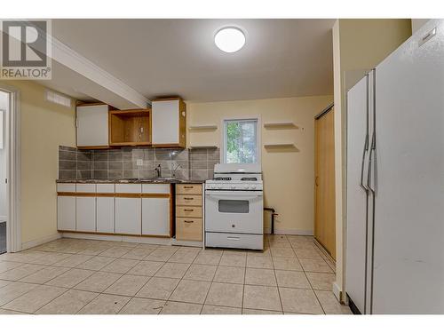 4425 Chase-Falkland Road, Falkland, BC - Indoor Photo Showing Kitchen With Double Sink