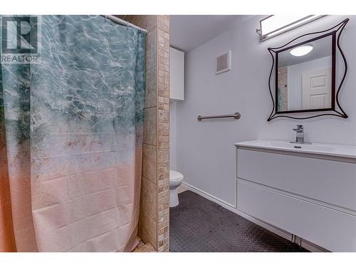 4425 Chase-Falkland Road, Falkland, BC - Indoor Photo Showing Bathroom