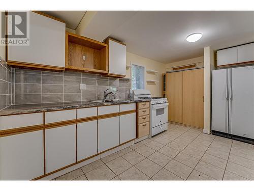 4425 Chase-Falkland Road, Falkland, BC - Indoor Photo Showing Kitchen With Double Sink