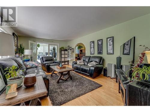 4425 Chase-Falkland Road, Falkland, BC - Indoor Photo Showing Living Room