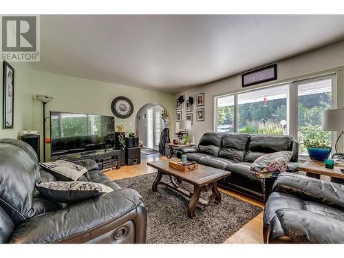 4425 Chase-Falkland Road, Falkland, BC - Indoor Photo Showing Living Room