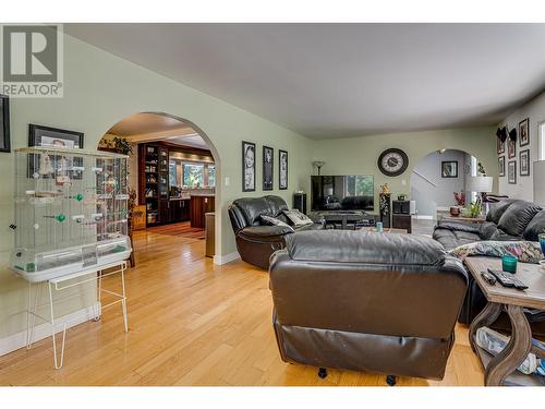 4425 Chase-Falkland Road, Falkland, BC - Indoor Photo Showing Living Room