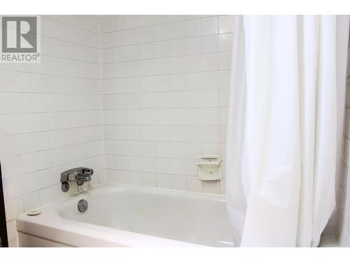 130 Skaha Place Unit# 106, Penticton, BC - Indoor Photo Showing Bathroom