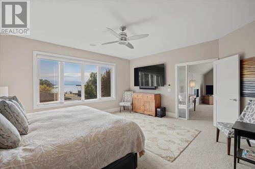 2410 Abbott Street Unit# 4, Kelowna, BC - Indoor Photo Showing Bedroom