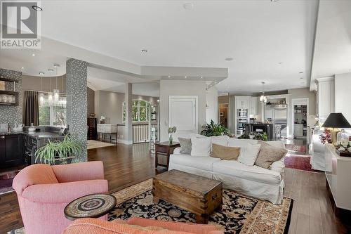 2410 Abbott Street Unit# 4, Kelowna, BC - Indoor Photo Showing Living Room