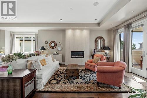 2410 Abbott Street Unit# 4, Kelowna, BC - Indoor Photo Showing Living Room With Fireplace