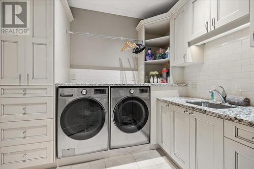 2410 Abbott Street Unit# 4, Kelowna, BC - Indoor Photo Showing Laundry Room