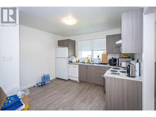 2250 6Th  Avenue, Castlegar, BC - Indoor Photo Showing Kitchen