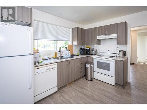 2250 6Th  Avenue, Castlegar, BC - Indoor Photo Showing Kitchen