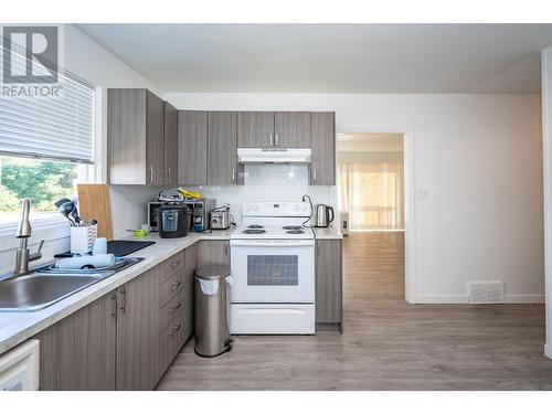 2250 6Th  Avenue, Castlegar, BC - Indoor Photo Showing Kitchen