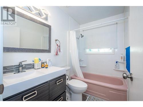 2250 6Th  Avenue, Castlegar, BC - Indoor Photo Showing Bathroom