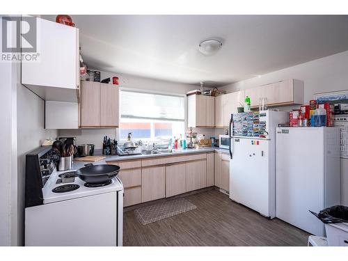 2250 6Th  Avenue, Castlegar, BC - Indoor Photo Showing Kitchen With Double Sink