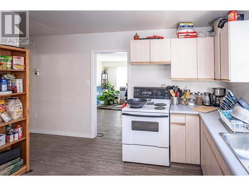 2250 6Th  Avenue, Castlegar, BC - Indoor Photo Showing Kitchen