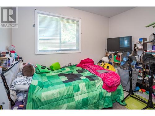 2250 6Th  Avenue, Castlegar, BC - Indoor Photo Showing Bedroom