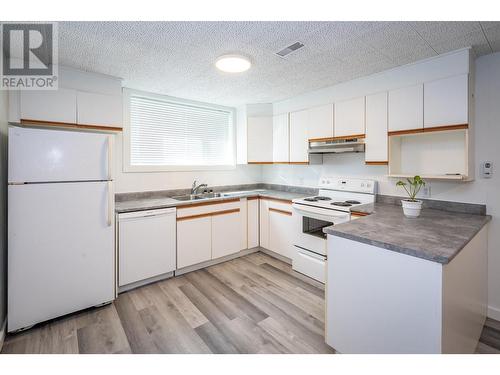 2250 6Th  Avenue, Castlegar, BC - Indoor Photo Showing Kitchen With Double Sink