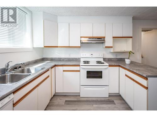 2250 6Th  Avenue, Castlegar, BC - Indoor Photo Showing Kitchen With Double Sink