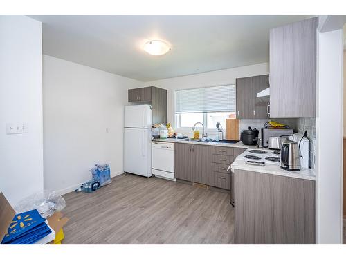 2250 6Th Avenue, South Castlegar, BC - Indoor Photo Showing Kitchen