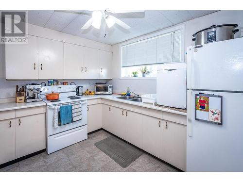 2250 6Th  Avenue, Castlegar, BC - Indoor Photo Showing Kitchen With Double Sink