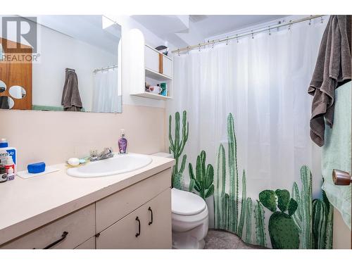 2250 6Th  Avenue, Castlegar, BC - Indoor Photo Showing Bathroom