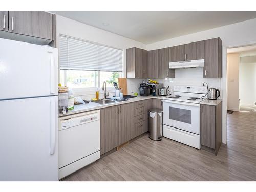 2250 6Th Avenue, South Castlegar, BC - Indoor Photo Showing Kitchen