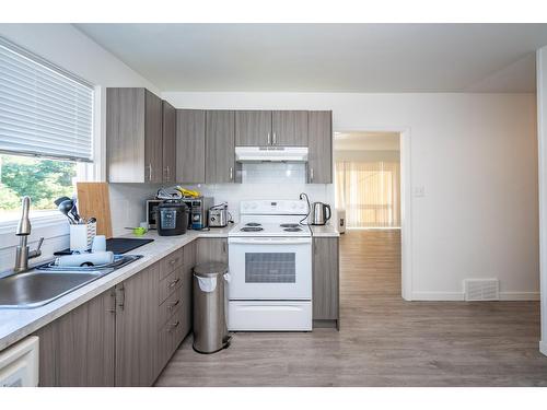 2250 6Th Avenue, South Castlegar, BC - Indoor Photo Showing Kitchen