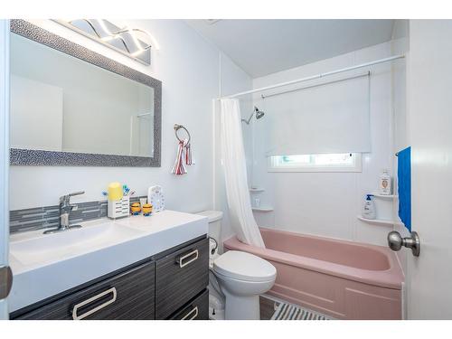 2250 6Th Avenue, South Castlegar, BC - Indoor Photo Showing Bathroom