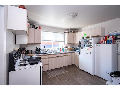 2250 6Th Avenue, South Castlegar, BC - Indoor Photo Showing Kitchen With Double Sink